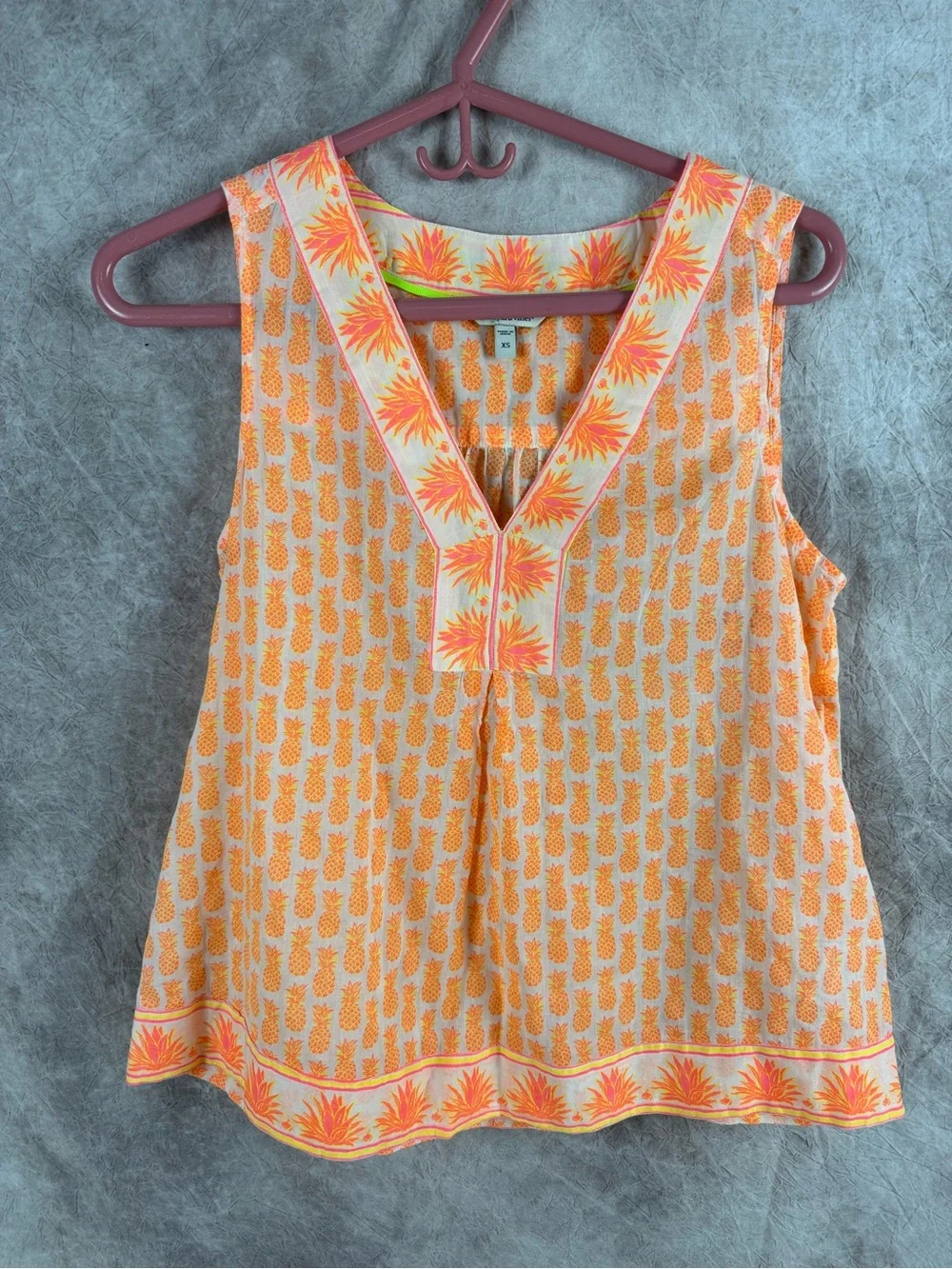 Vineyard Vines Orange Pineapple Print V-Neck Tank Xanax - Picture 1 of 6